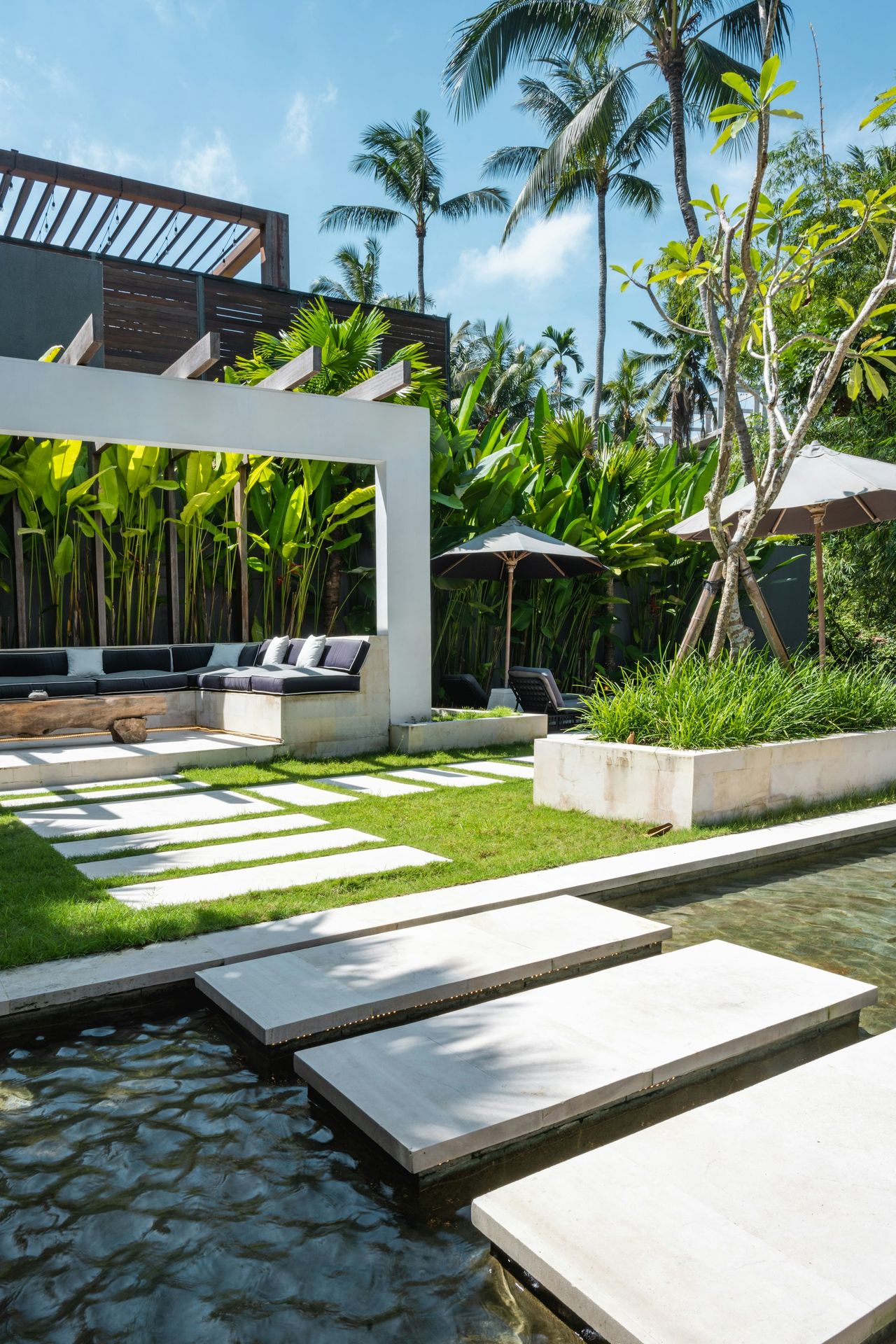 villa luxueuse avec un aménagement extérieur  